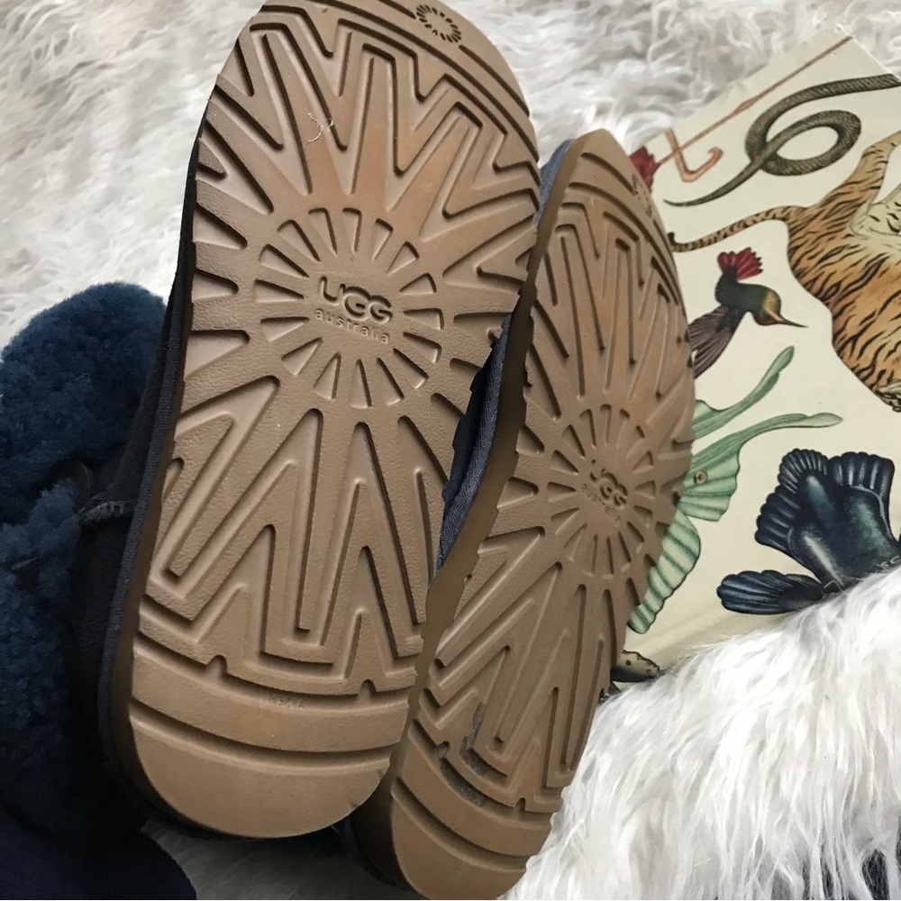 UGG Bailey Button II Boot - Picture 7 of 10